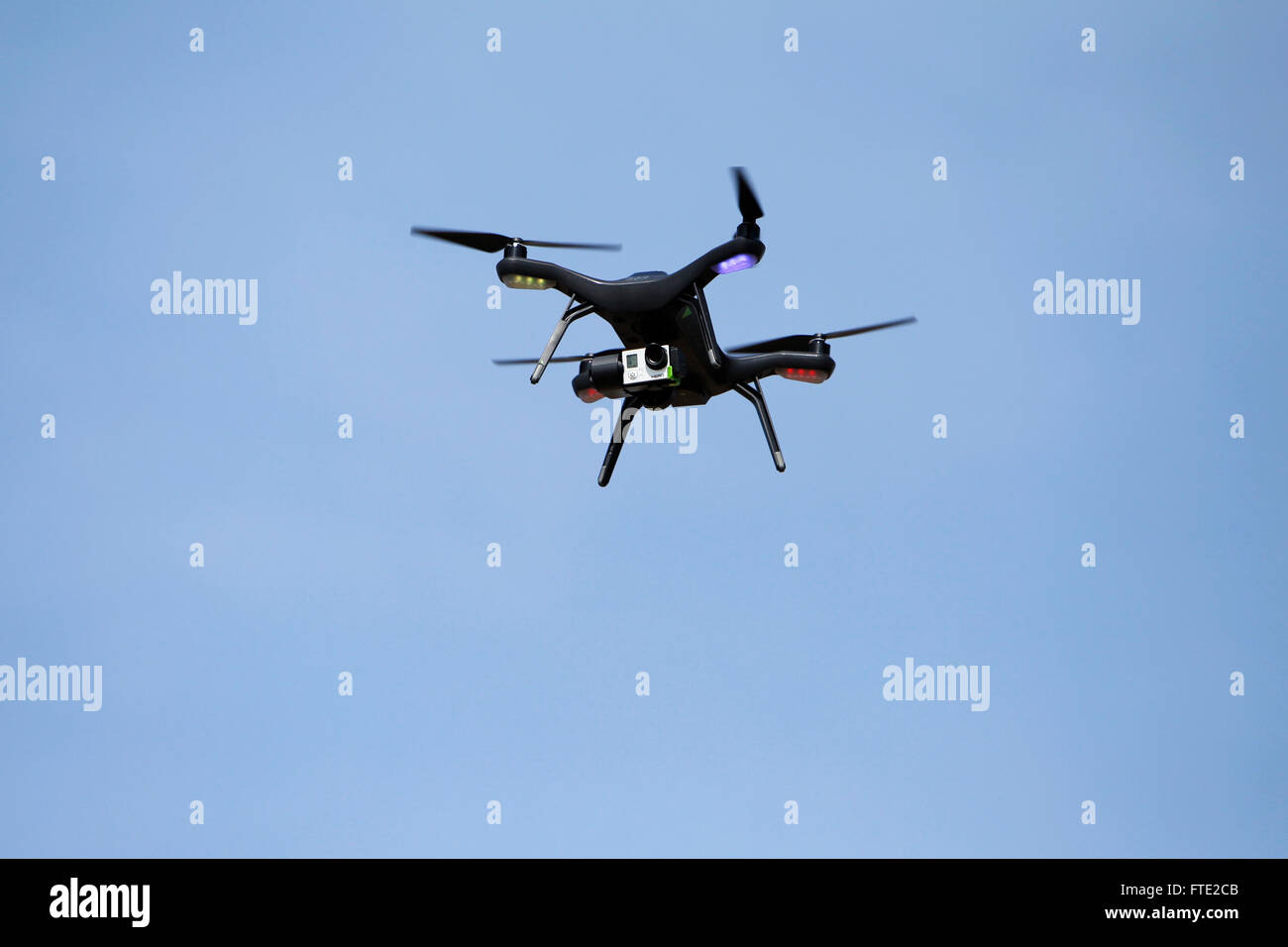 Un quadcopter drone in volo. Foto Stock