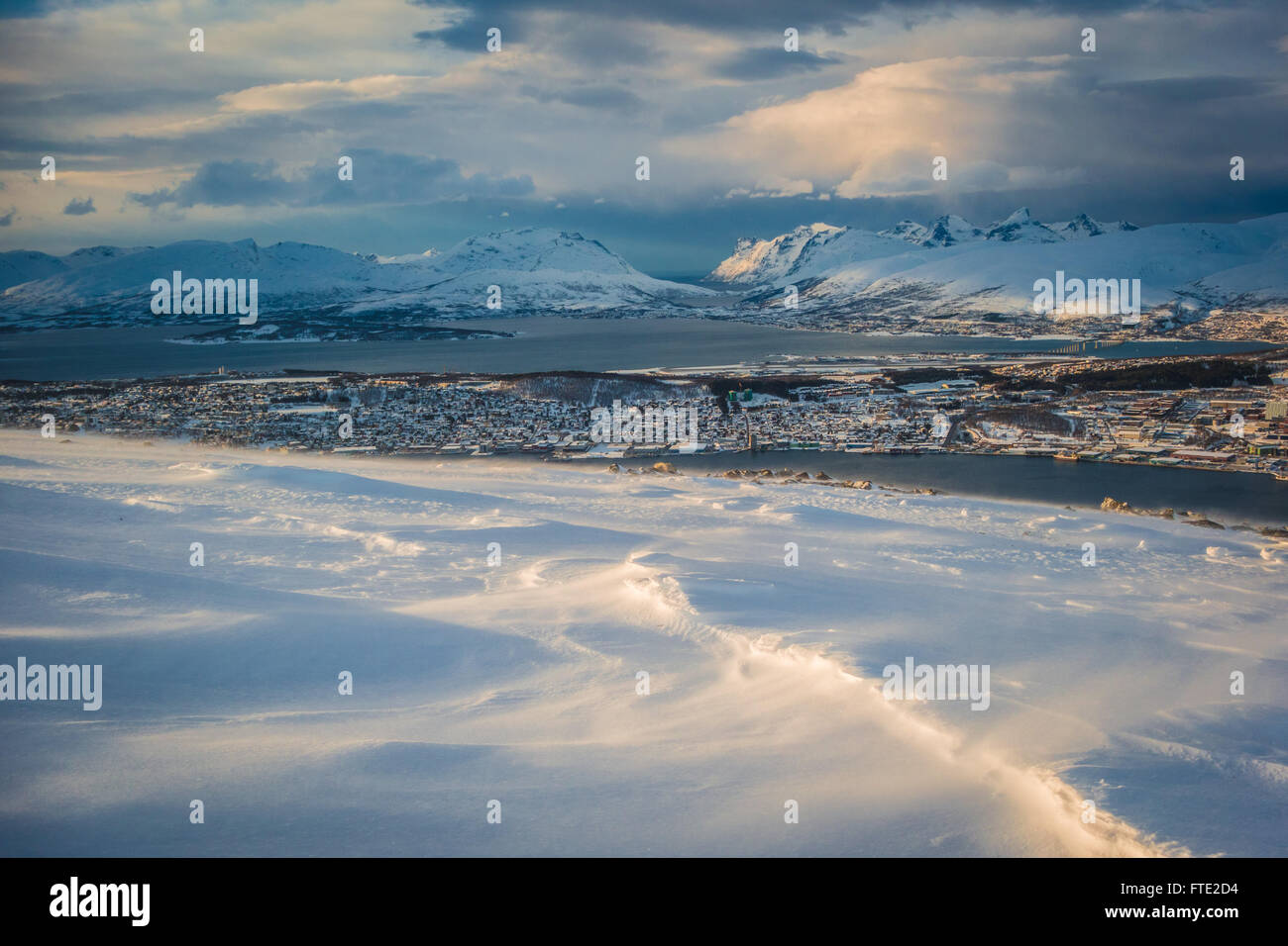 Vento estremo e vista verso Tromsoya e Kvaloya da Kroken Foto Stock