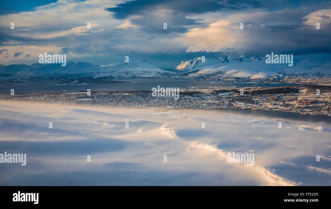 Vento estremo e vista verso Tromsoya e Kvaloya da Kroken Foto Stock