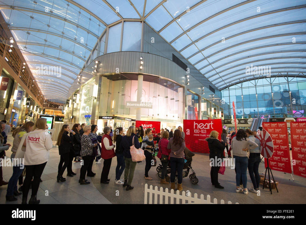 Cuore della radio "Ladies Night' promozioni per gli amanti dello shopping al centro shopping mall, Livingston, Scozia. Foto Stock
