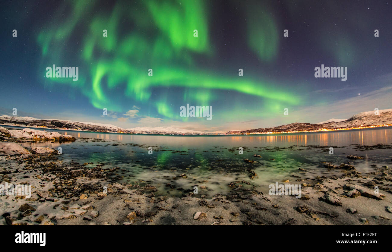 Aurora Boreale ballando sul fiordo, Tromso Norvegia settentrionale Foto Stock