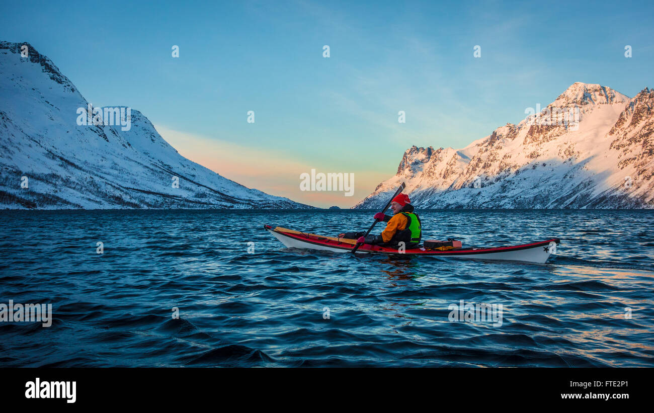 Inverno kayak in Ersfjord, Kvaloya vicino a Tromso Norvegia settentrionale Foto Stock