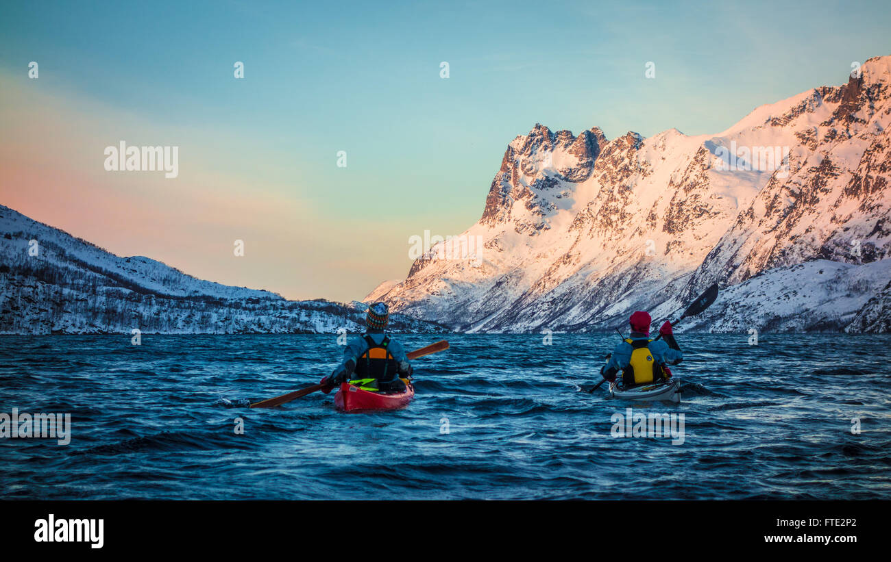 Inverno kayak in Ersfjord, Kvaloya vicino a Tromso Norvegia settentrionale Foto Stock