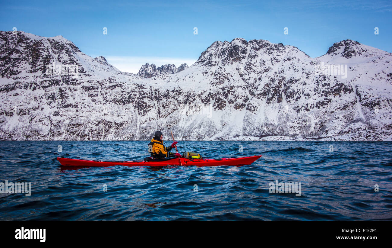 Inverno kayak in Ersfjord, Kvaloya vicino a Tromso Norvegia settentrionale Foto Stock