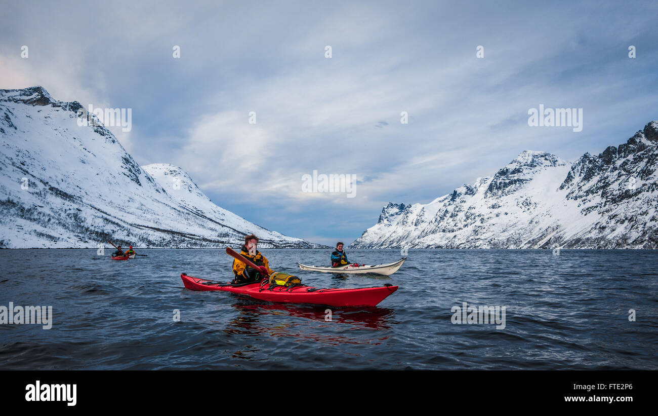 Inverno kayak in Ersfjord, Kvaloya vicino a Tromso Norvegia settentrionale Foto Stock