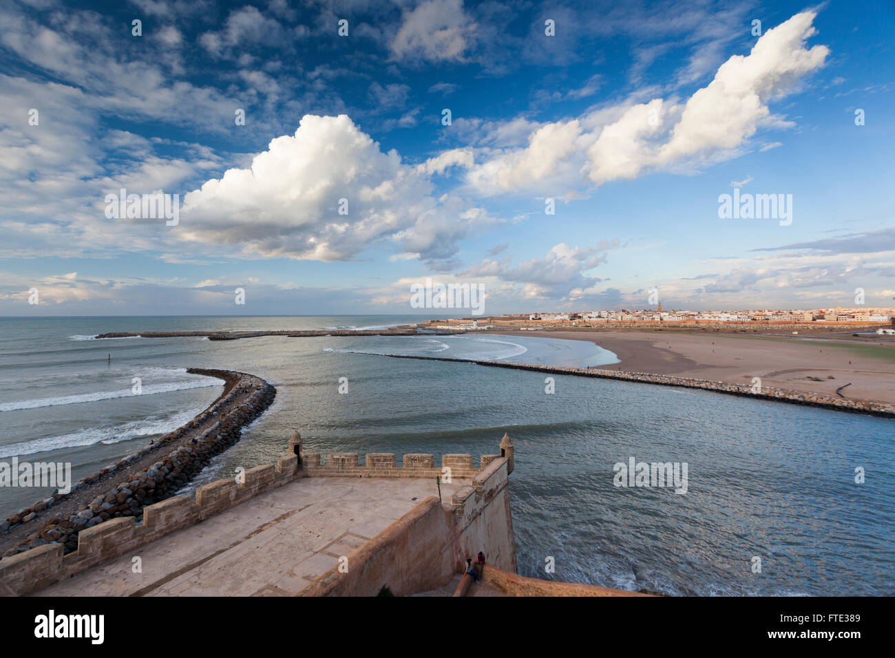 Kasbah di Udayas, Rabat, Marocco, vista attraverso la Bou Regreg foce. e il molo di pietra. Foto Stock