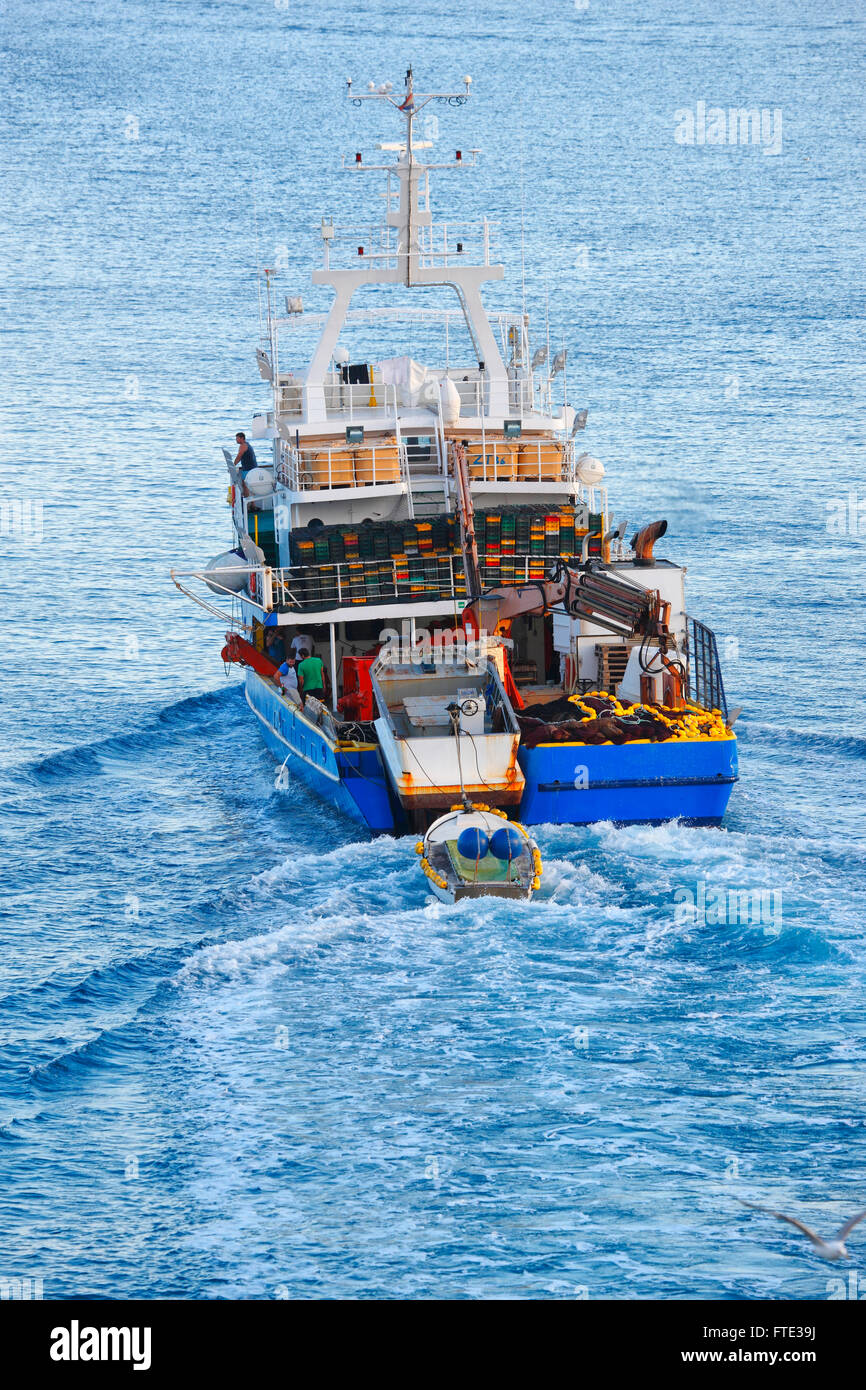 La pesca in barca a vela in mare aperto in Croazia Foto Stock