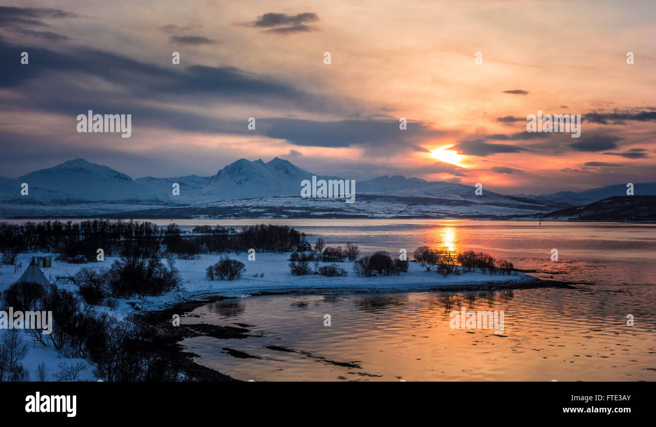 Tromso mezzogiorno tramonto in inverno, nel nord della Norvegia Foto Stock