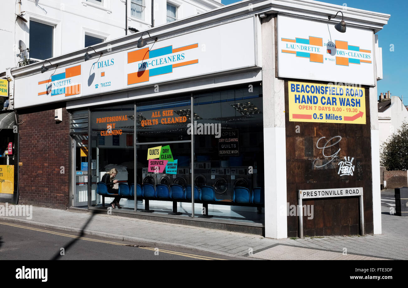 Il negozio di Laundrette e Dry Cleaners si trova nella zona Seven Dials di Brighton Sussex UK Foto Stock
