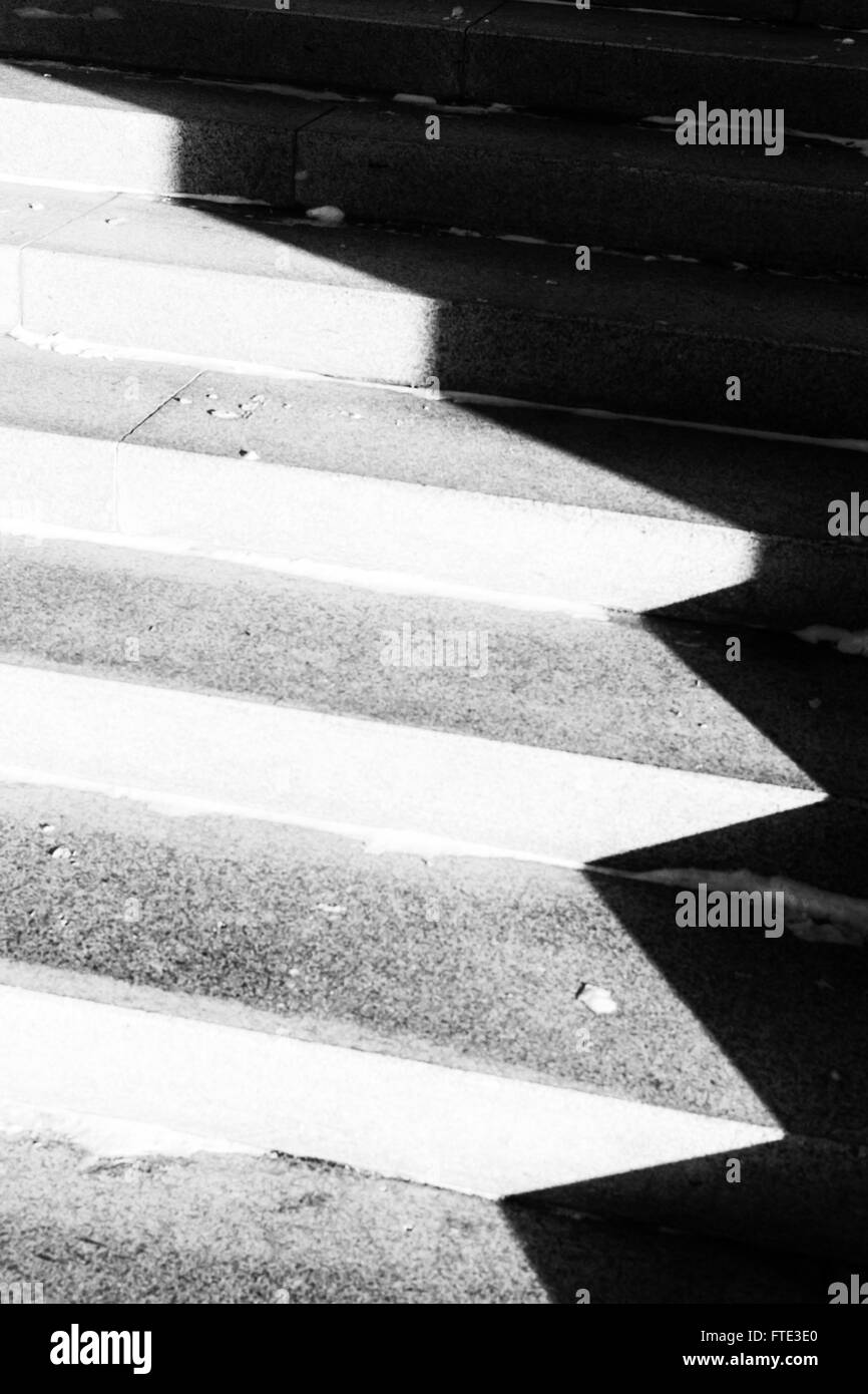 Linee di concreti passi urbano creare suggestivi diagonale unici modelli astratti in un tardo inverno sun. Nessuno presente Foto Stock