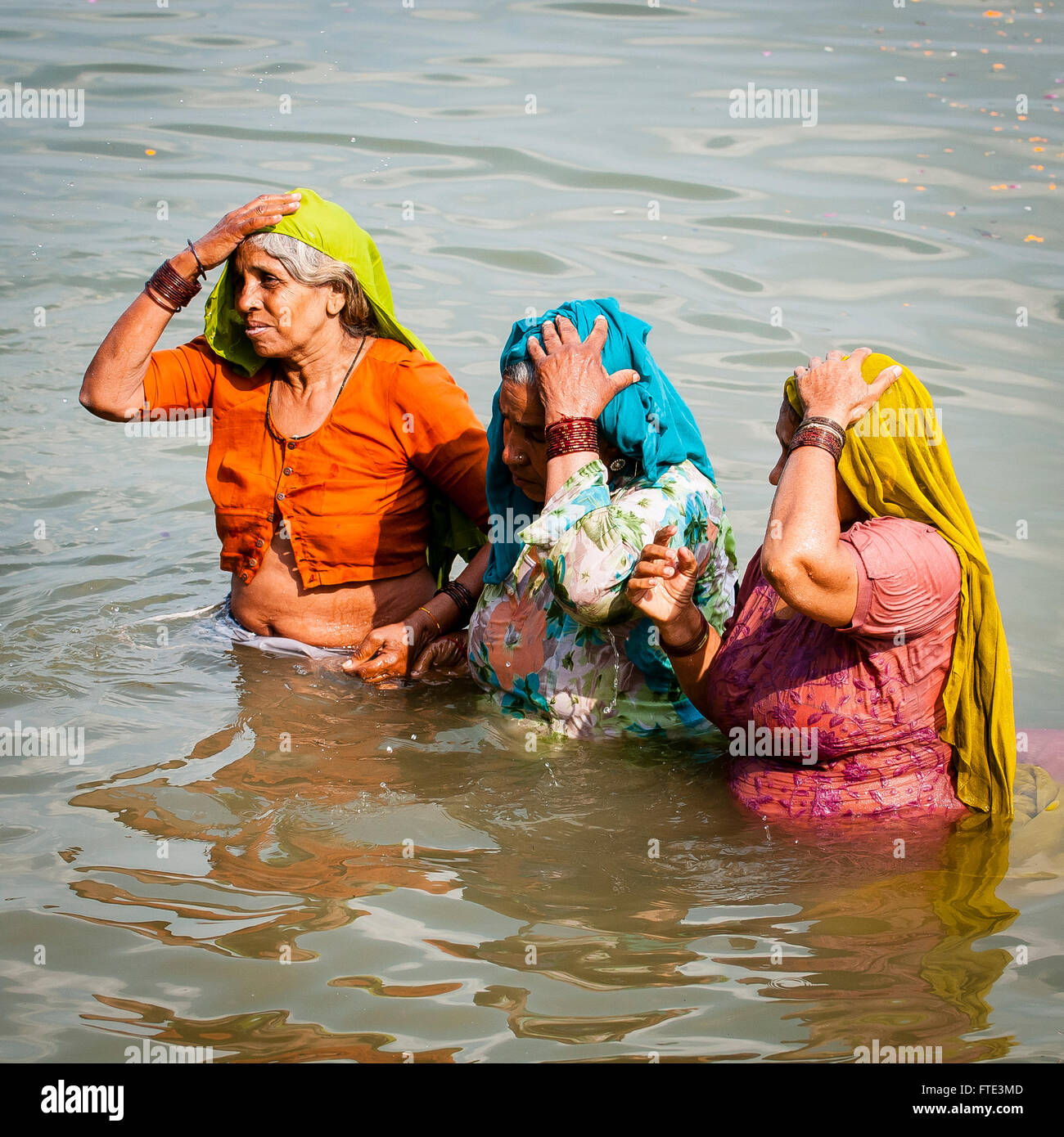 Preghiere in le rive del fiume Gange a Varanasi Foto Stock
