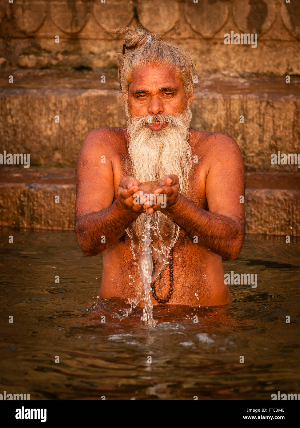 Preghiere in le rive del fiume Gange a Varanasi Foto Stock