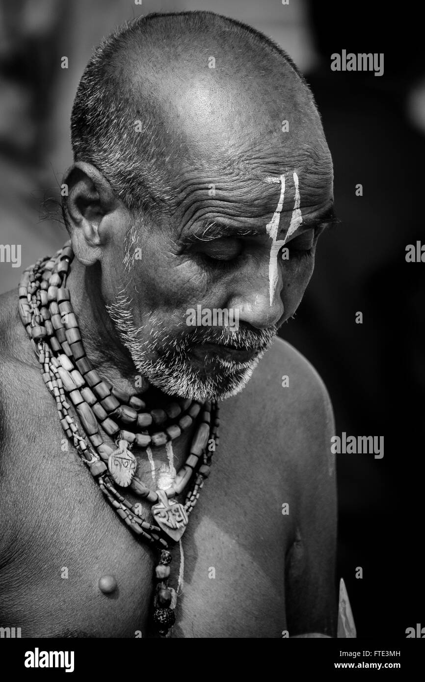 Preghiere in le rive del fiume Gange a Varanasi Foto Stock