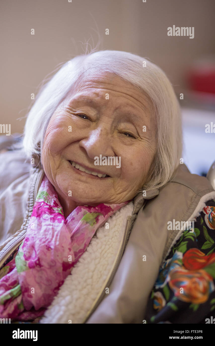 Anziana signora cinese a 101 anni sorrisi a fotocamera Foto Stock