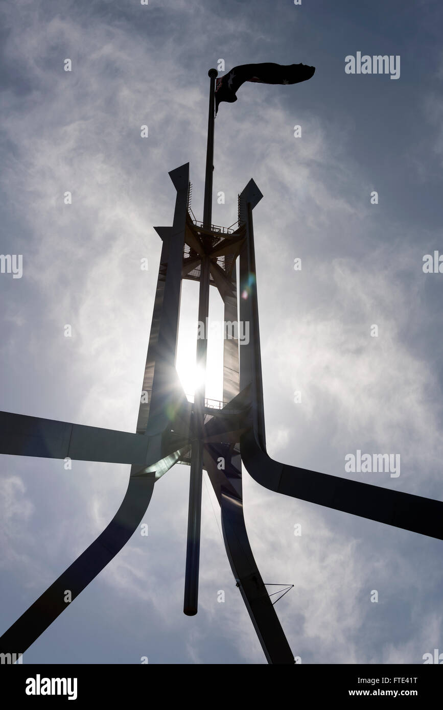 La struttura in acciaio supporta il palo da 266 metri (81 piedi) sul tetto del Parlamento australiano a Canberra, Australia Foto Stock