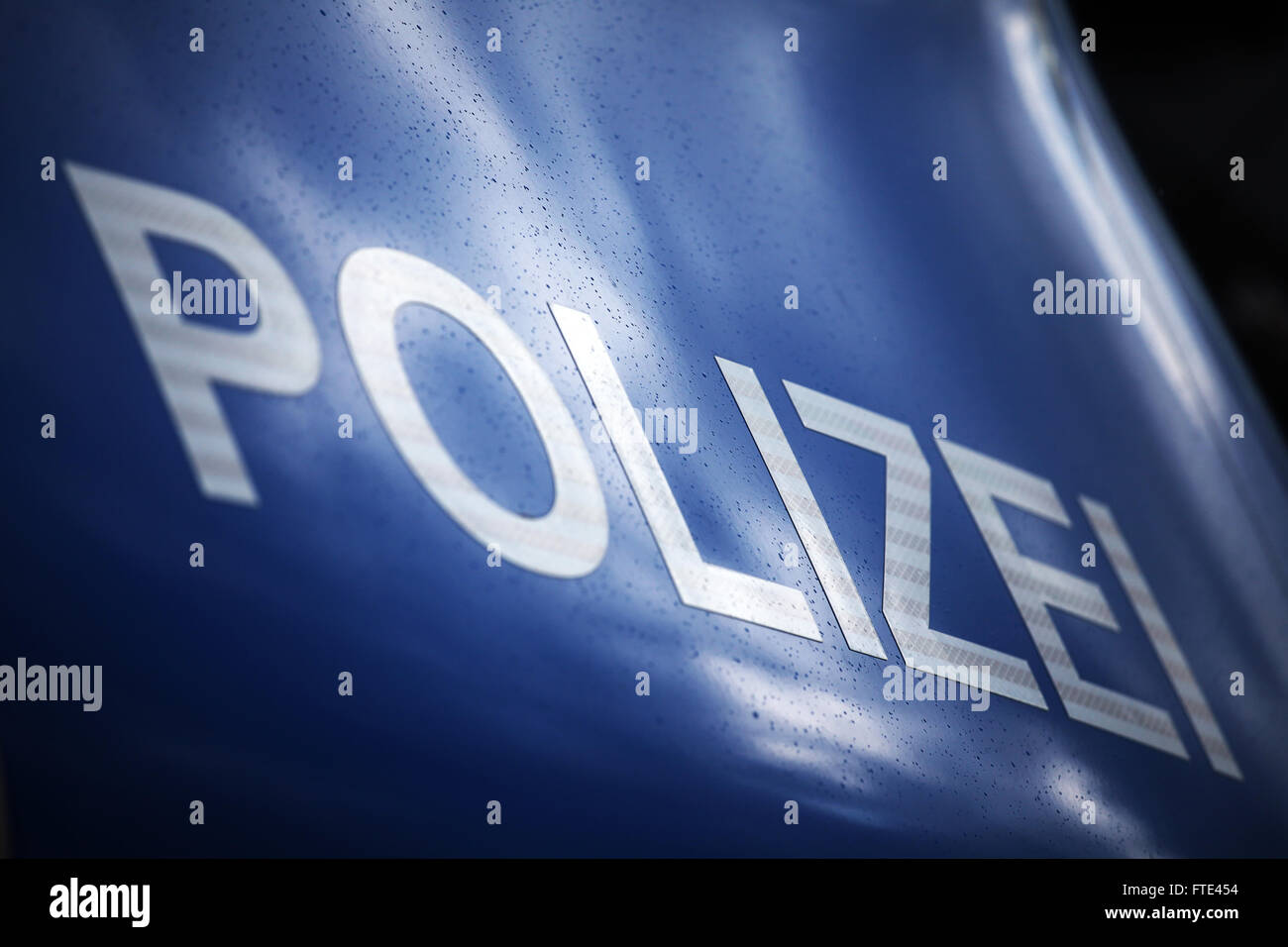 La parte anteriore del cofano della macchina della polizia tedesca Foto Stock