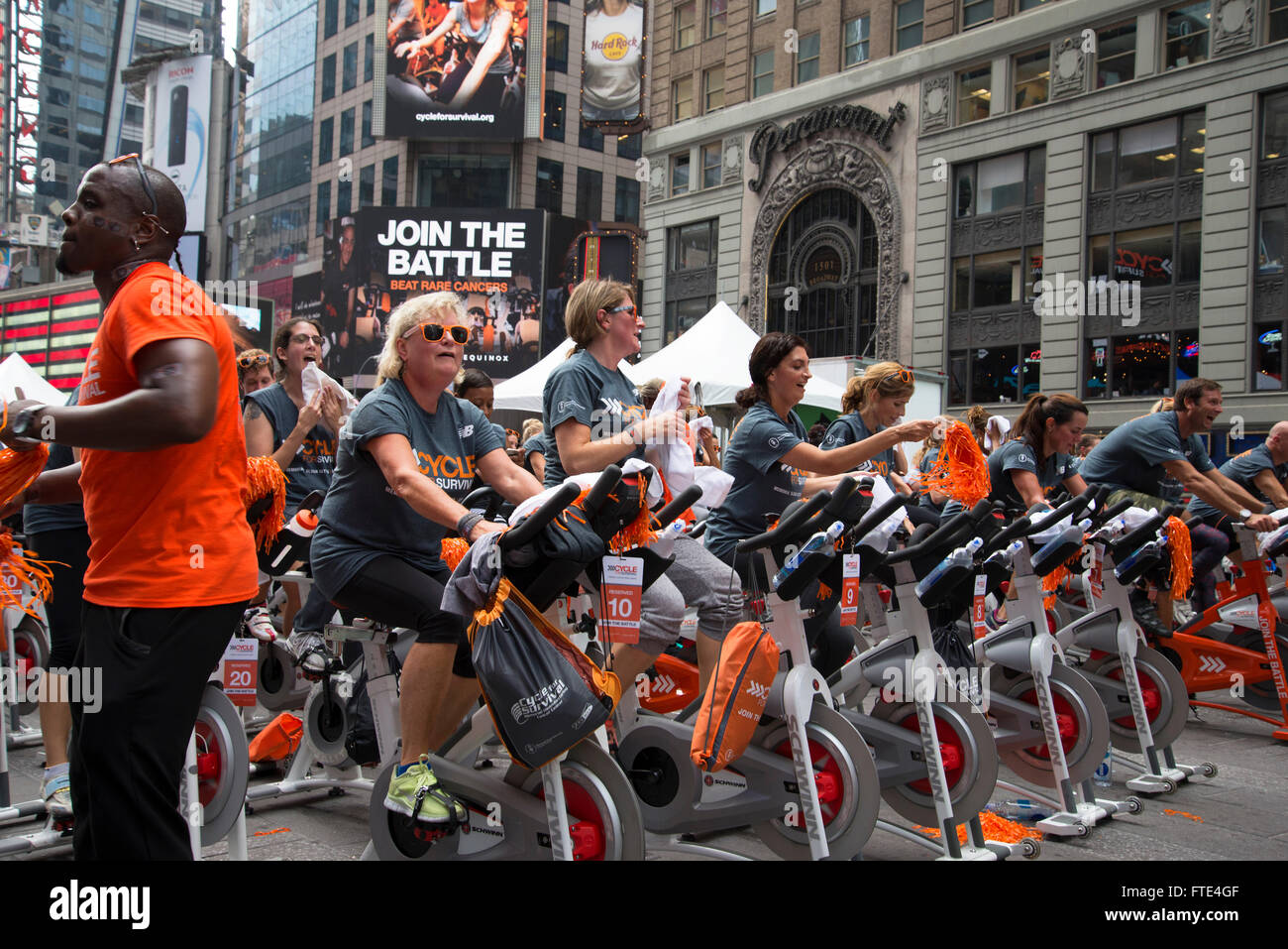 "Unisciti alla battaglia' Outdoor classe di filatura in Times Square a New York Foto Stock