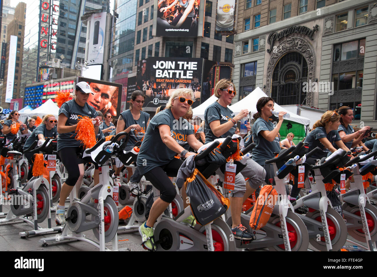 "Unisciti alla battaglia' Outdoor classe di filatura in Times Square a New York Foto Stock