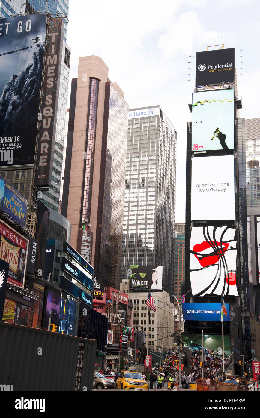 Città famosa Times Square a New York di edifici alti manifesti cartelloni di polizia di sicurezza folle di persone amici seduti passi Foto Stock