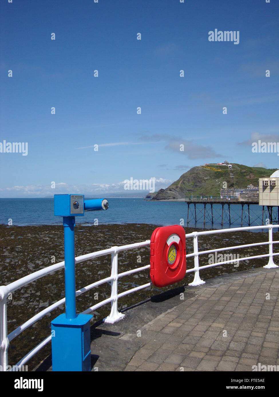 Fronte mare di ringhiere tratto lastricato anello di sicurezza Foto Stock