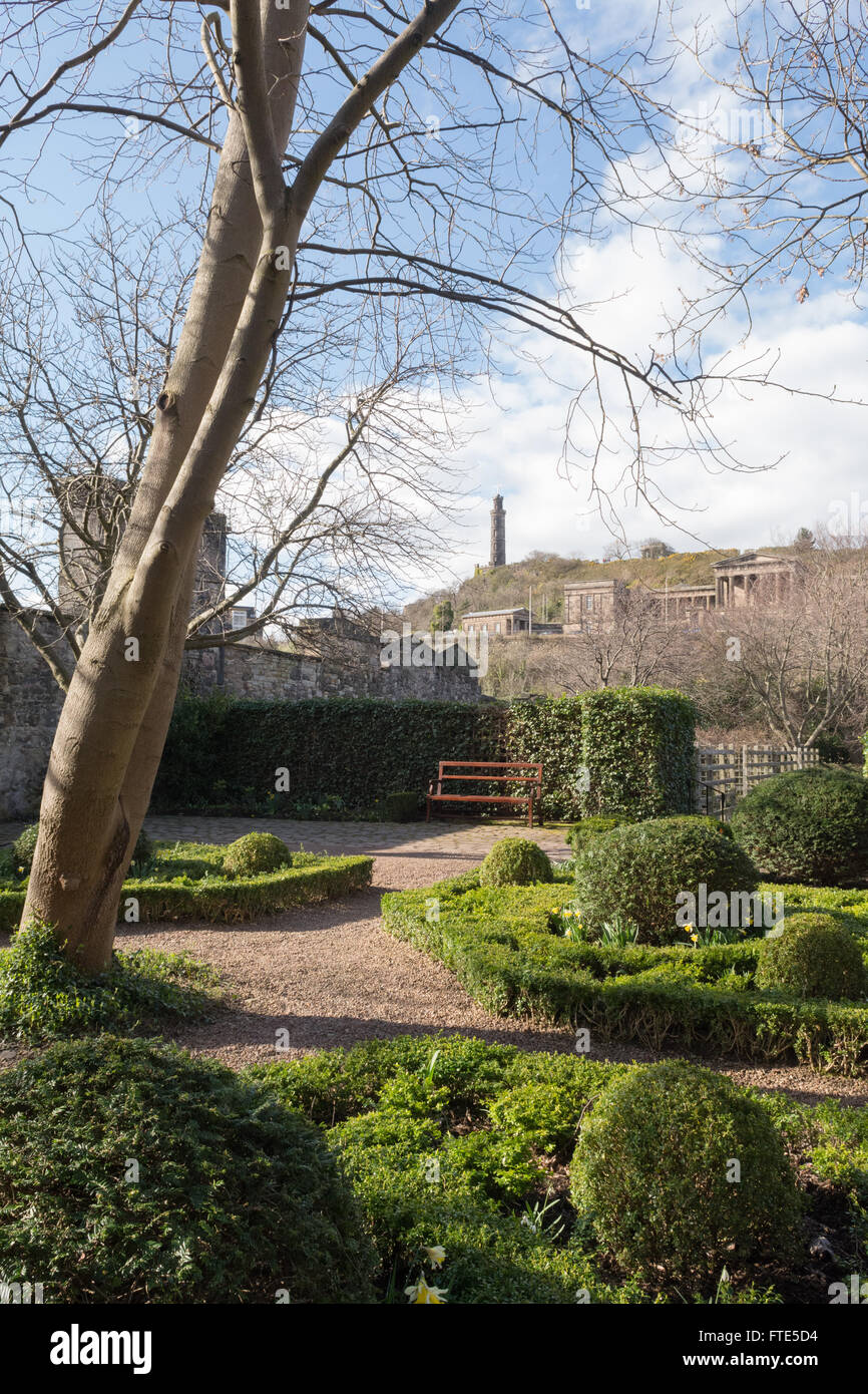 Calton Hill visto da Dunbar vicino giardino, nel centro di Edimburgo, Scozia, Regno Unito Foto Stock