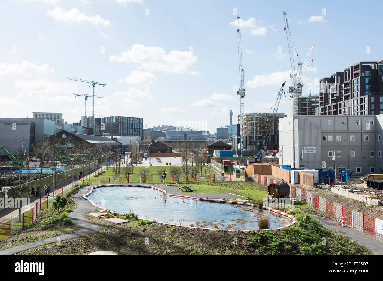 King Cross Club di stagno è il primo del Regno Unito, il sempre l'uomo-rese fresche acque di balneazione pubblica pond. Foto Stock