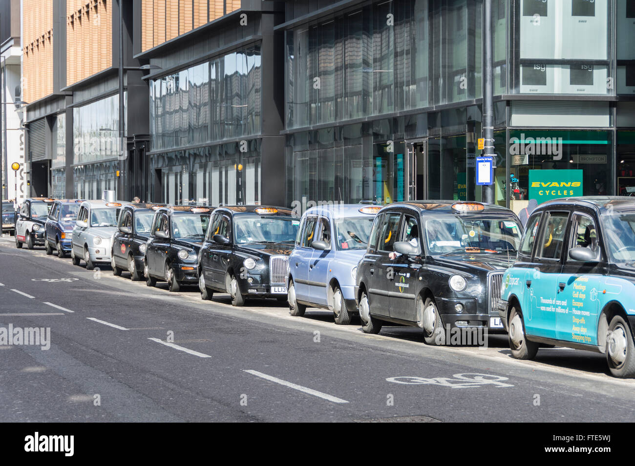 A Londra i taxi la coda davanti alla stazione di St Pancras nel centro di Londra, Regno Unito Foto Stock