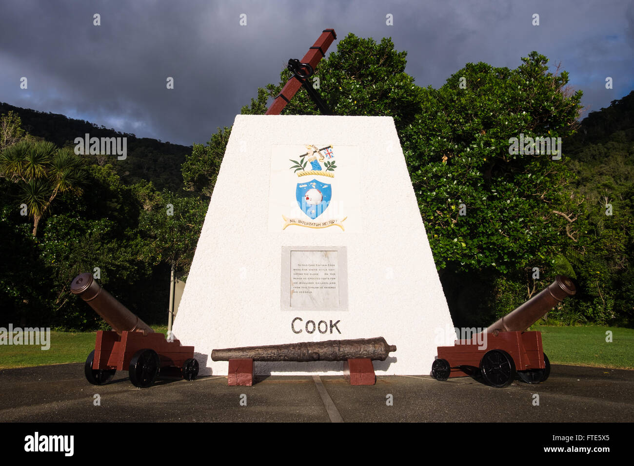 Il monumento del Capitano Cook in nave's Cove nel Marlborough Sounds, Nuova Zelanda. Foto Stock