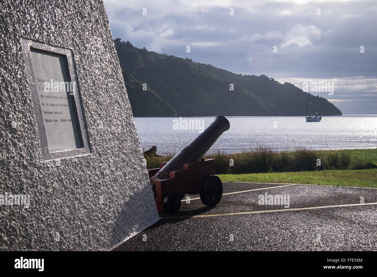 Il monumento del Capitano Cook in nave's Cove nel Marlborough Sounds, Nuova Zelanda. Foto Stock