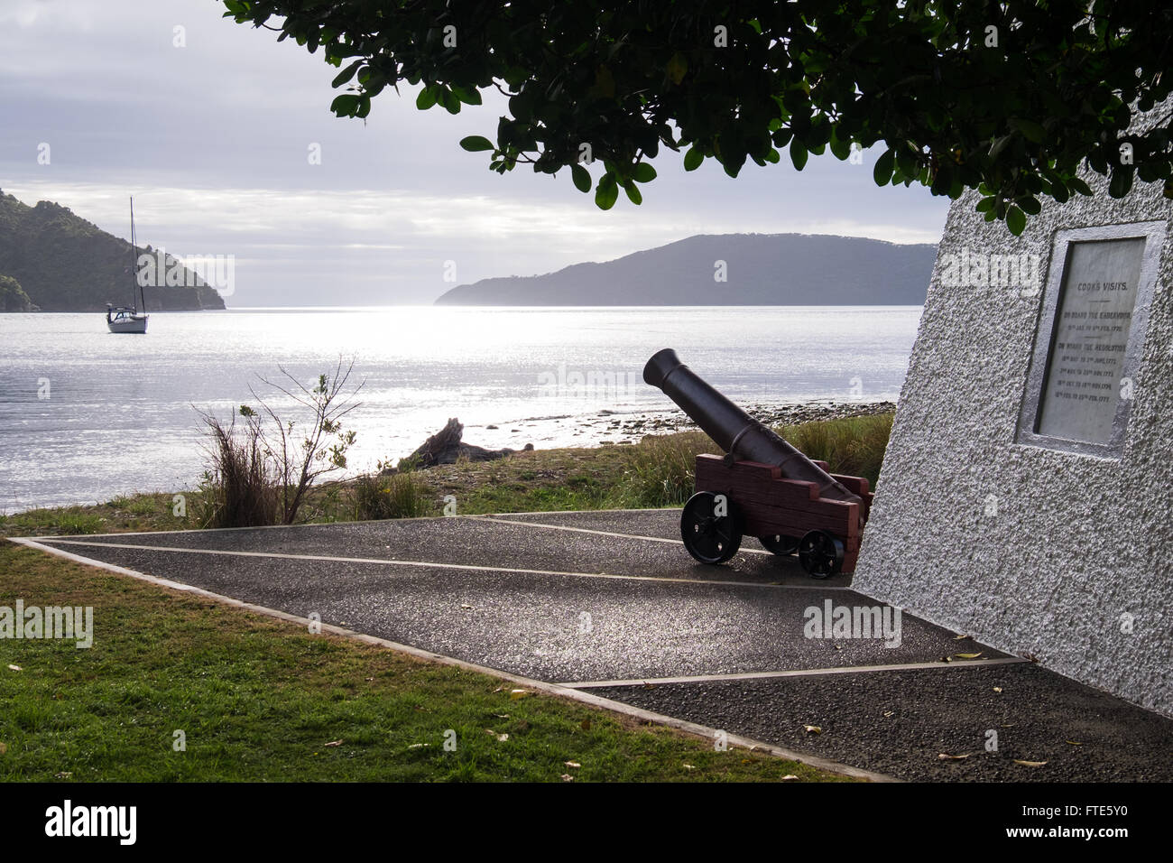 Il monumento del Capitano Cook in nave's Cove nel Marlborough Sounds, Nuova Zelanda. Foto Stock