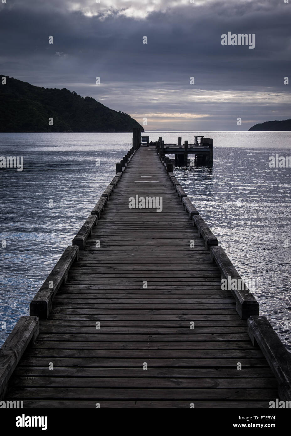 Il pontile in legno a nave's Cove nel Marlborough Sounds, Nuova Zelanda. Foto Stock