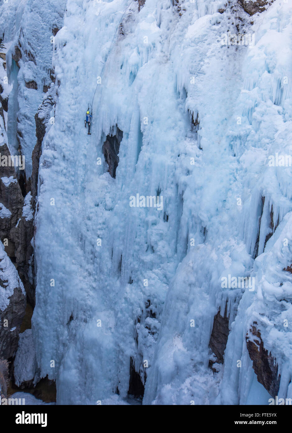 Ice Climber climbing un percorso chiamato Pick o' Vic che è classificato WI4 Ouray in Colorado Foto Stock