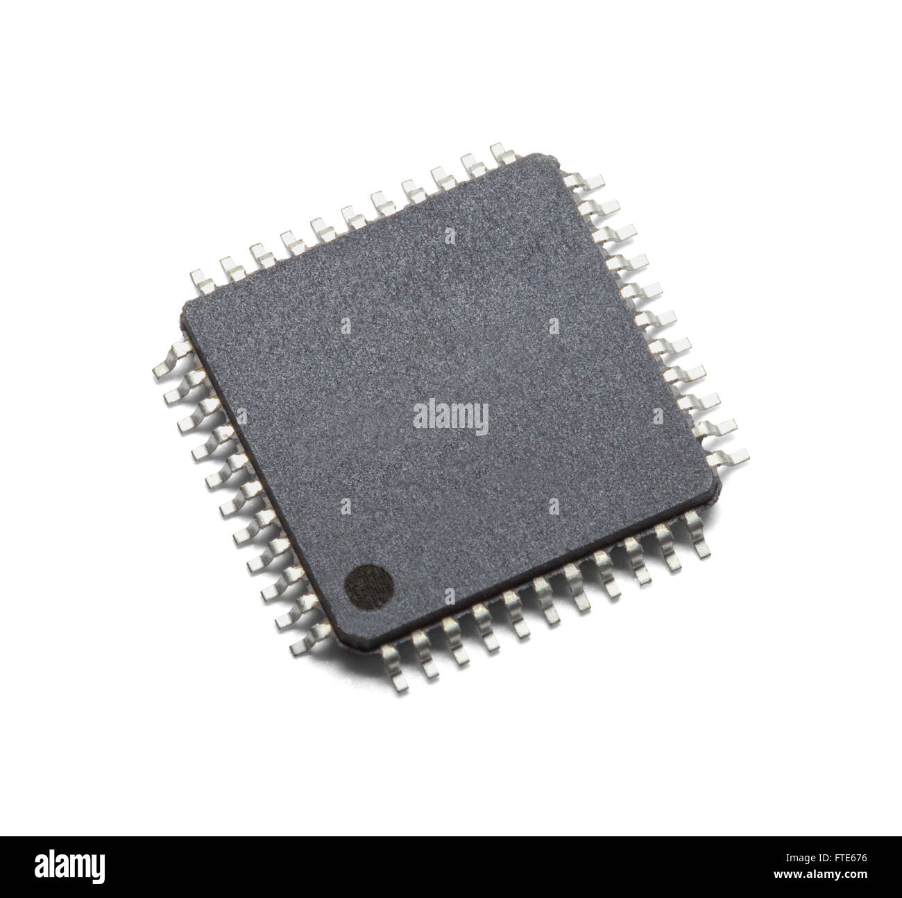 Nero con microchip copia spazio isolato su sfondo bianco. Foto Stock