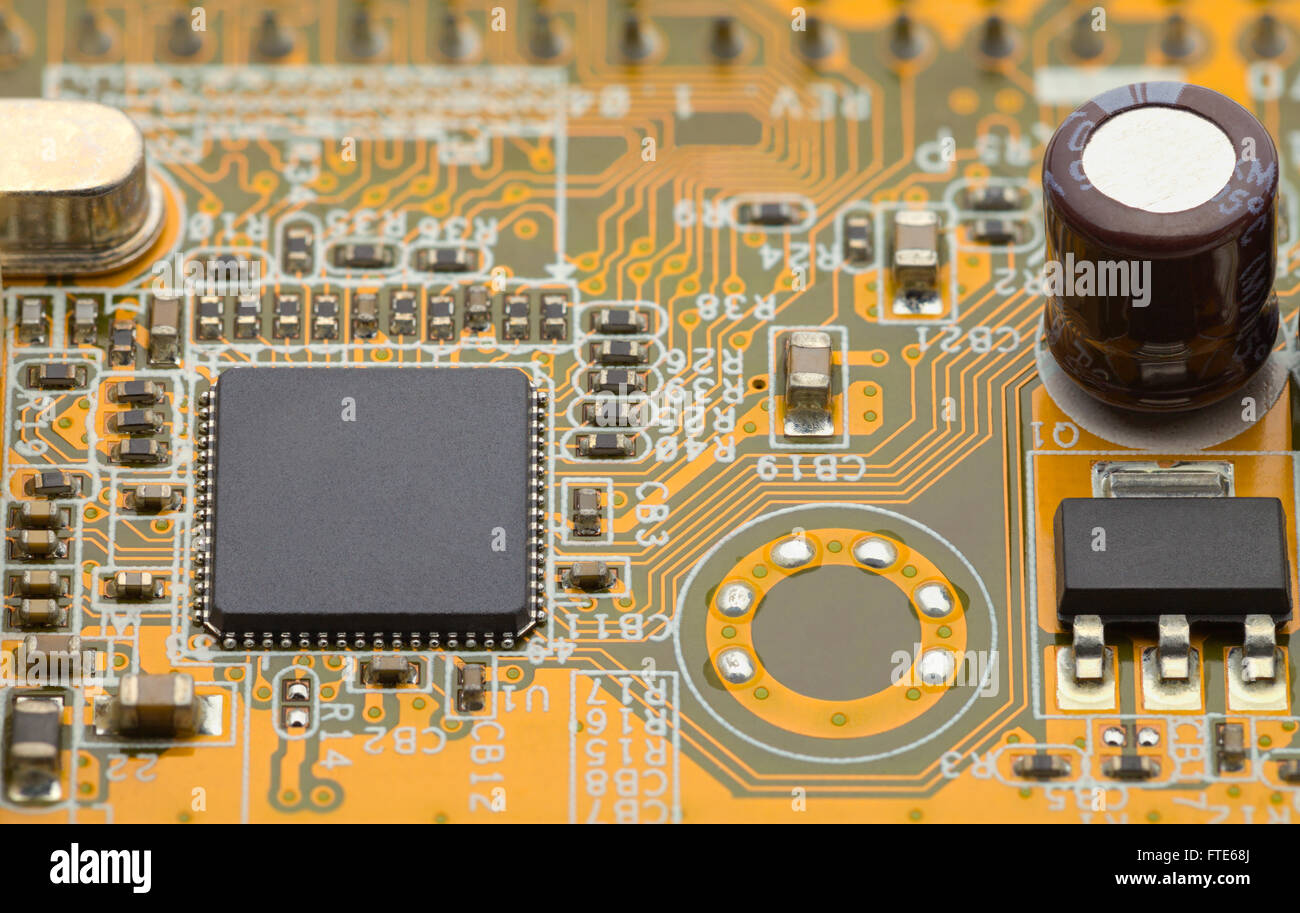 Close Up di Microchip su giallo verde scheda di circuito. Foto Stock