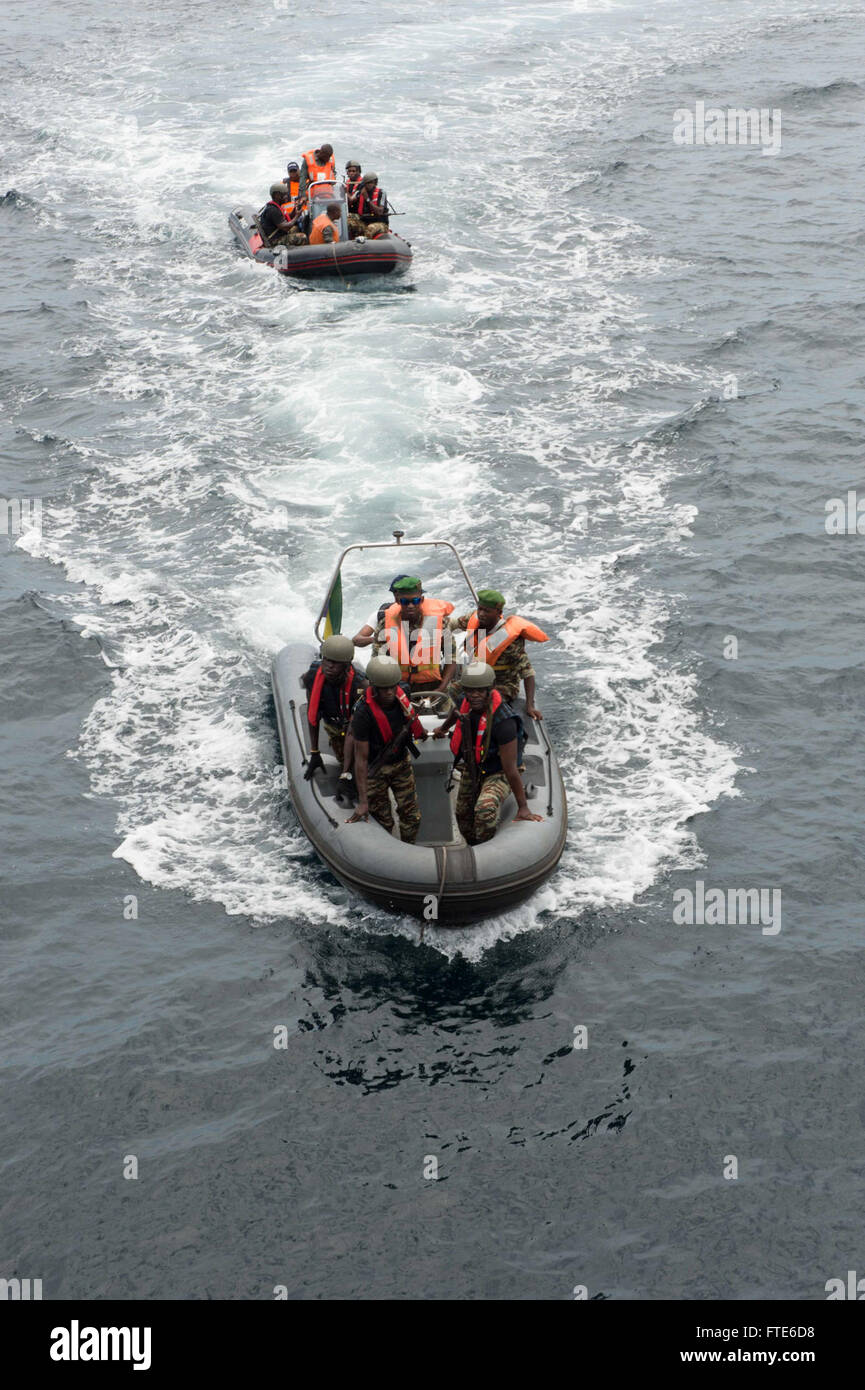 Questa immagine mostra le imbarcazioni gonfiabili a scafo rigido della Marina del Gabon che si avvicinano alla punta di lancia USNS (T-EPF 1) durante un esercizio di imbarco nel Golfo di Guinea. L'esercizio mirava a migliorare la sicurezza marittima e la cooperazione tra le nazioni africane e le forze statunitensi. Foto Stock
