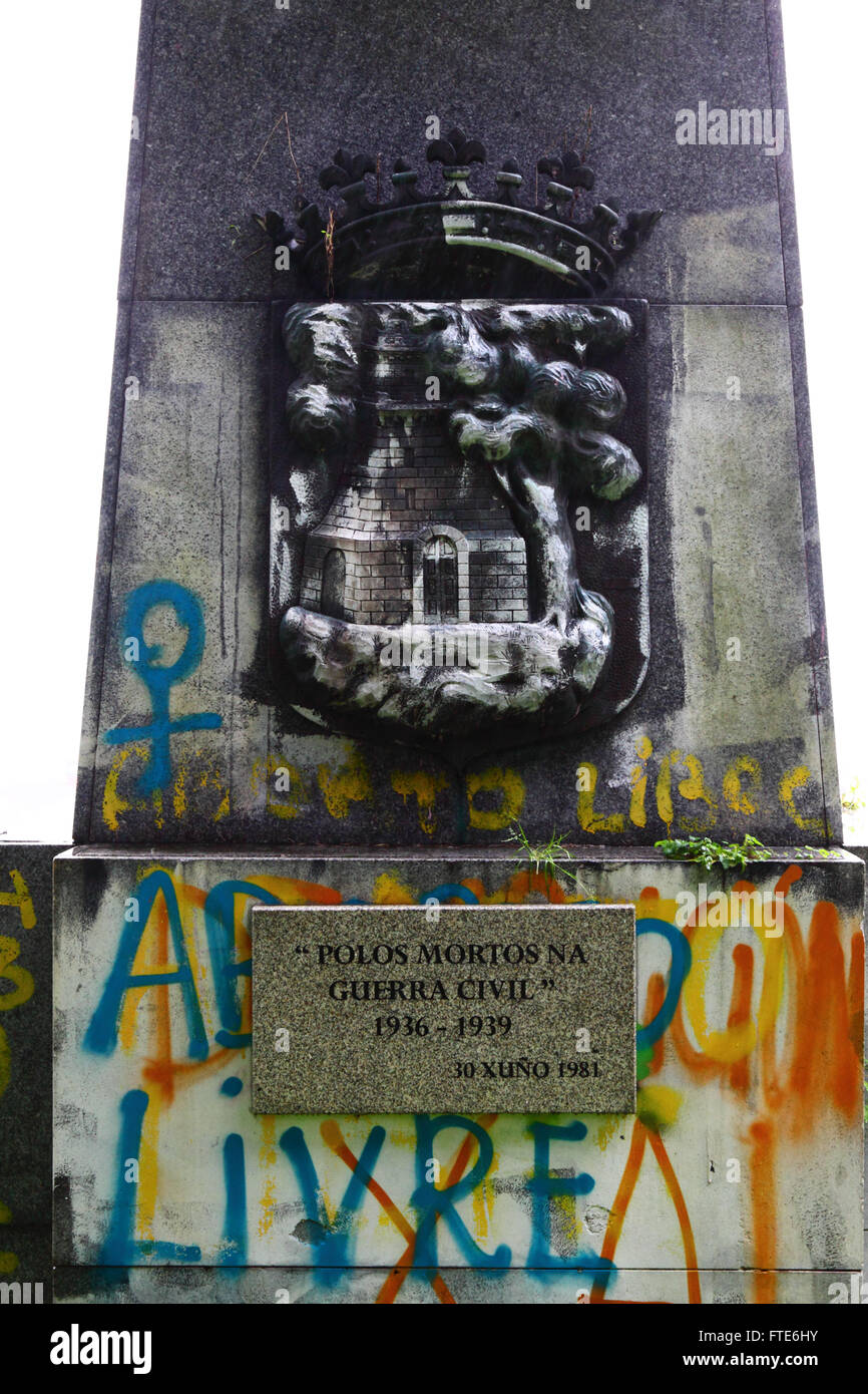 Aborto livre / libero aborto graffiti di protesta sulla base di Cruz de los Caidos monumento a coloro che sono morti nella guerra civile spagnola, Vigo, Galizia, Spagna Foto Stock