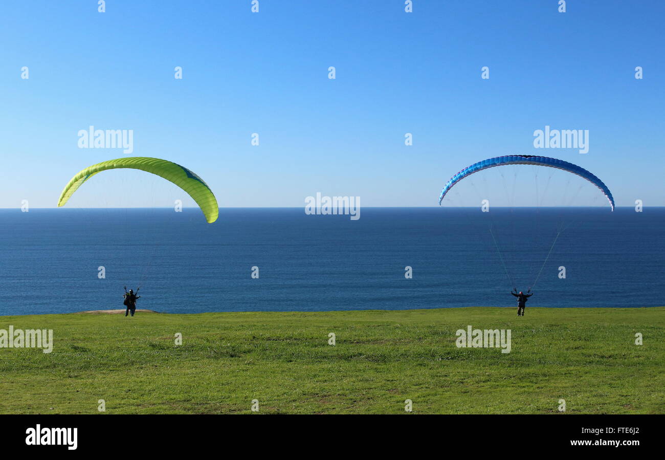Hanglider - Deltaplano decolla di fronte oceano su una scogliera Foto Stock