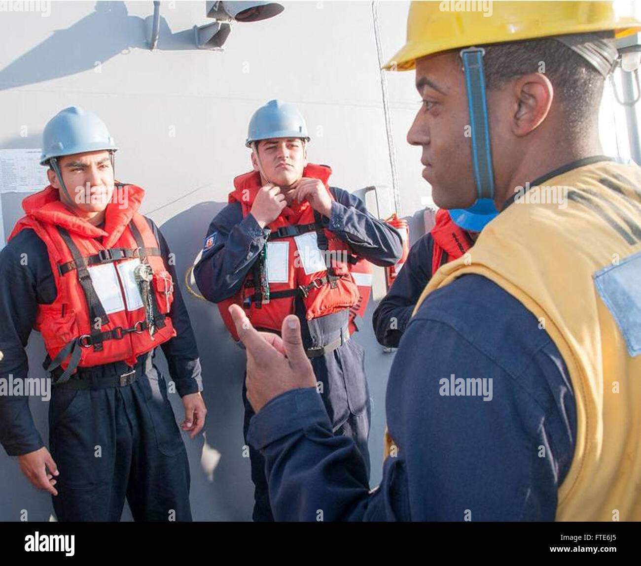 Il Boatswain's Mate 2nd Class Richard Woodland spiega la sicurezza del ponte a bordo della USS Carney (DDG 64) durante una pattuglia di routine nell'area della 6th Fleet degli Stati Uniti, sostenendo la sicurezza nazionale degli Stati Uniti in Europa. La USS Carney, un cacciatorpediniere di missili guidati classe Arleigh Burke, è schierata in avanti a Rota, in Spagna. L'immagine mette in evidenza il focus operativo della Marina nella sicurezza marittima. La foto è stata scattata l'11 novembre 2015. Foto Stock