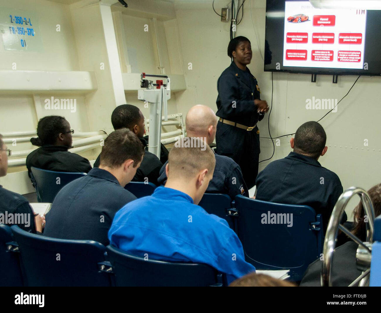 Joy Thompson, Senior Chief Damage Controlman, istruisce i nuovi marinai nel controllo dei danni a bordo della USS Carney (DDG 64), un cacciatorpediniere di missili guidati della classe Arleigh Burke. Dispiegata nell'area della 6th Fleet degli Stati Uniti, la nave conduce operazioni a sostegno degli interessi di sicurezza nazionale degli Stati Uniti in Europa. Foto Stock