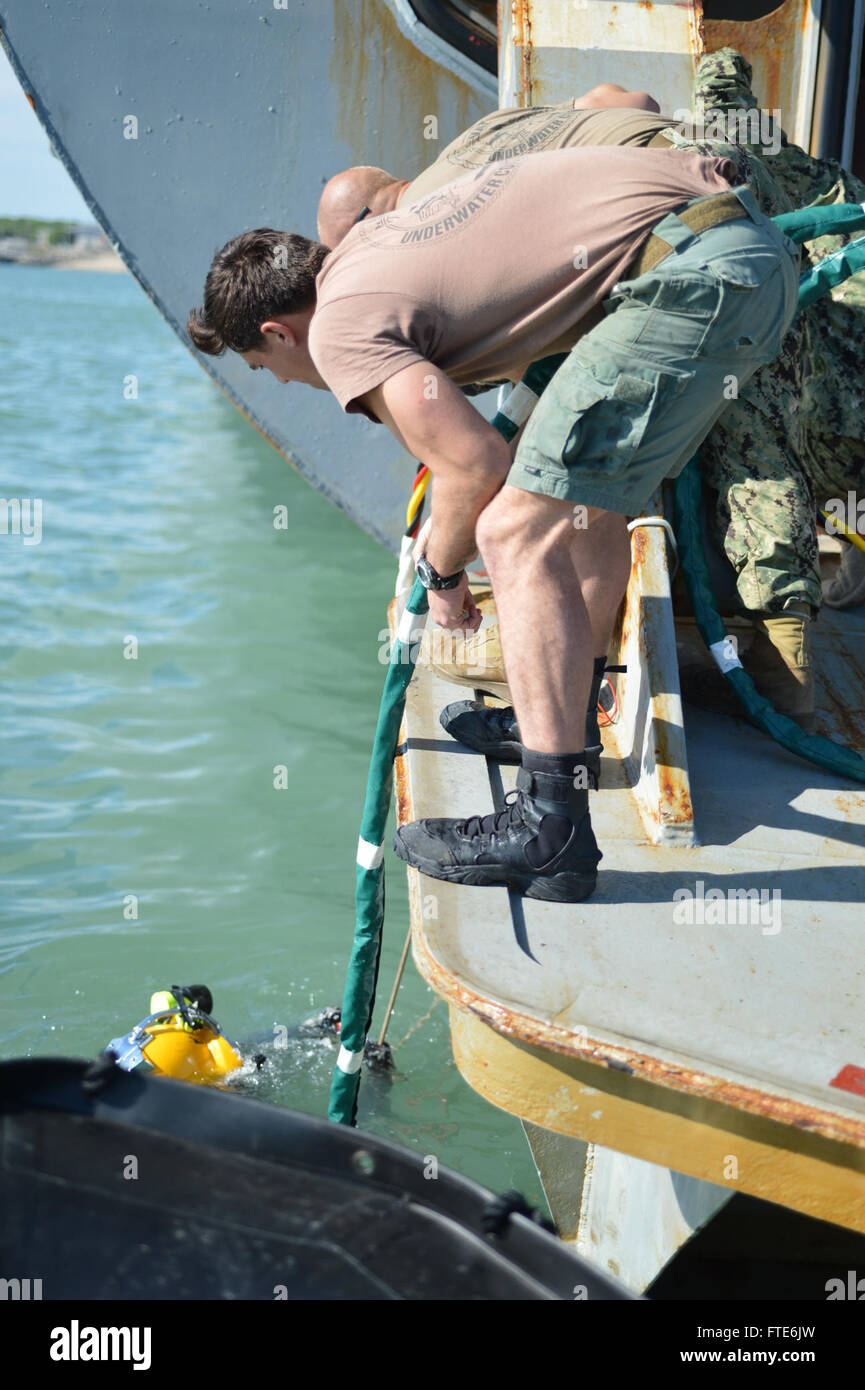 151021-N-ZZ999-005 Rota, Spagna (ott. 21, 2015) marinai da esplosivo ordinanza Smaltimento unità mobile 8 e Stati Uniti Navali di costruzione subacquea Team 1 condotta nave allevamento di operazioni di immersione dalla porta di poppa del dock anfibio sbarco nave USS Oak Hill (LSD 51) al fine di unfoul la sua esecuzione di marcia mentre nella stazione navale di Rota, Spagna ott. 21, 2015. Il comandante, Task Force 68 fornisce expeditionary l'eliminazione degli ordigni esplosivi, Navy, immersioni subacquee e costruzione di capacità del team di Commander, U.S. Forze Navali. Europa-Africa (U.S. Navy foto di alfiere Seth D. Wartak/rilasciato) Foto Stock