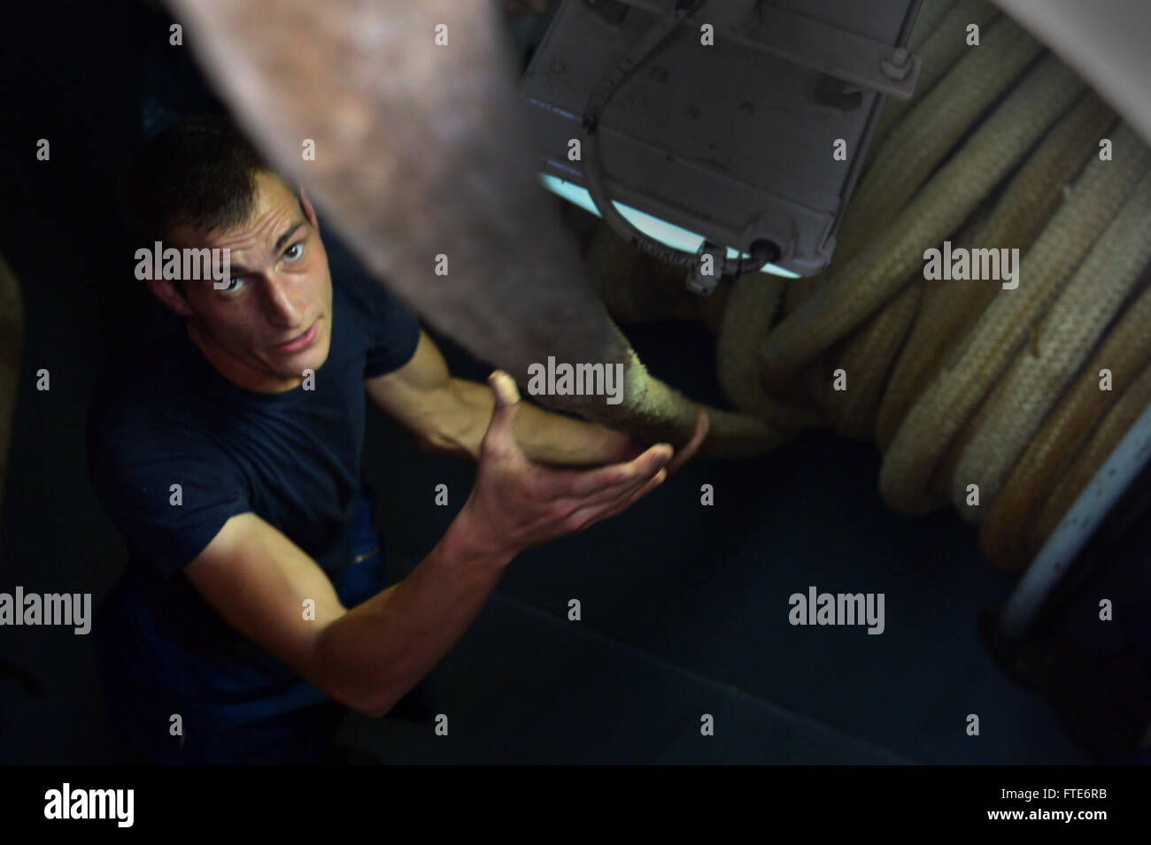 Seaman Paul Rain a bordo della USS Carter Hall (LSD 50), una nave da sbarco anfibia, tende ad una linea durante le operazioni al largo della costa di Rota, in Spagna. La USS Carter Hall sostiene la sicurezza marittima e la cooperazione teatrale come parte delle operazioni di sicurezza della 6th Fleet. Foto Stock