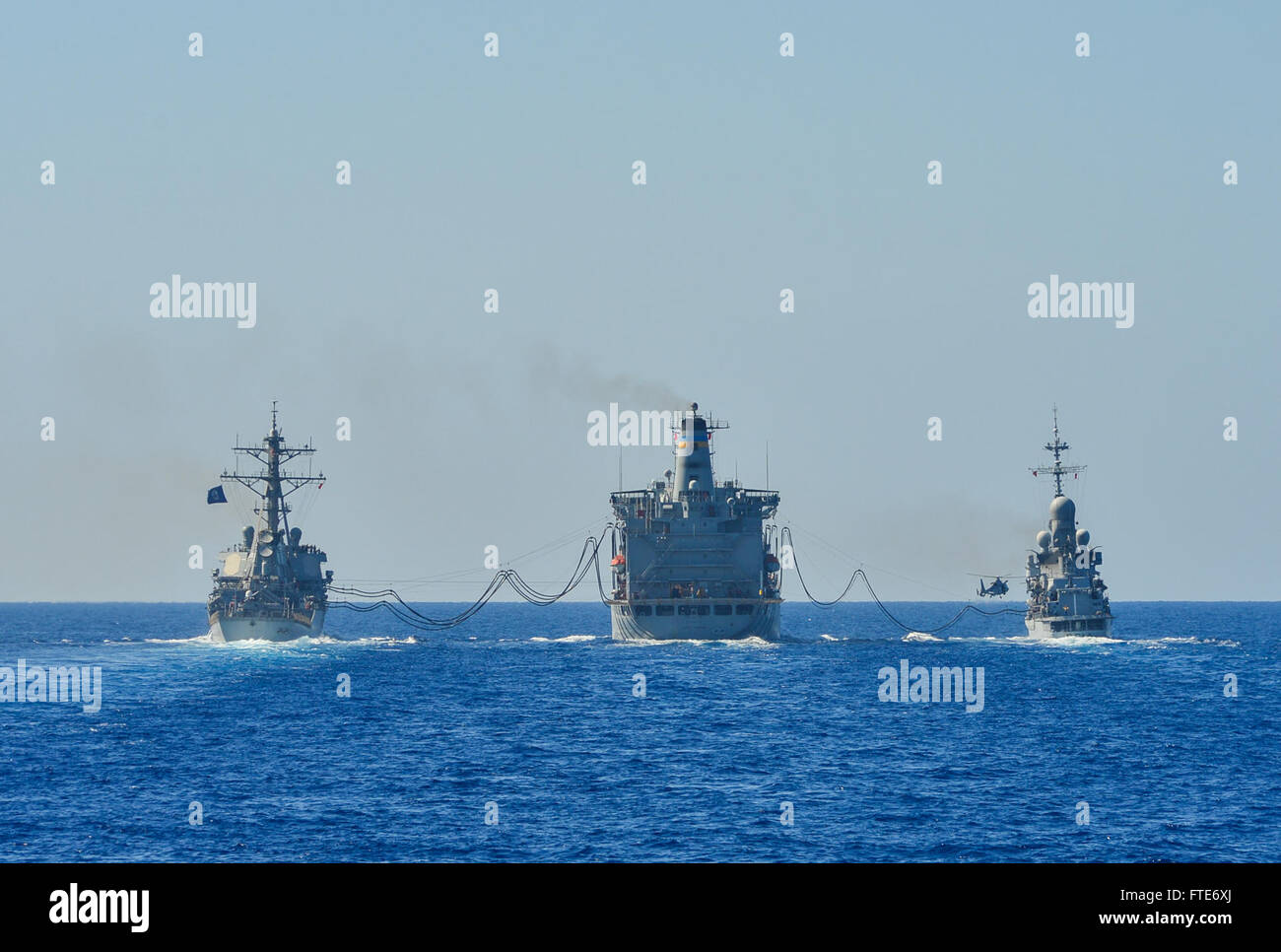 131026-N-QL471-252: Mare Mediterraneo (ott. 26, 2013) - visite-missile destroyer USS Stout (DDG 55), a sinistra e la marina francese anti-aria fregata Cassard (D 614) condurre a una ricostituzione in mare con la forza militare di comando Sealift flotta oliatore di rifornimento USNS Leroy Grumman (T-AO 195). Stout è distribuito come supporto di le operazioni di sicurezza marittima e di teatro la cooperazione in materia di sicurezza gli sforzi negli Stati Uniti Sesta flotta area di operazioni. (U.S. Foto di Marina di Massa lo specialista di comunicazione di terza classe Billy Ho/rilasciato) Foto Stock