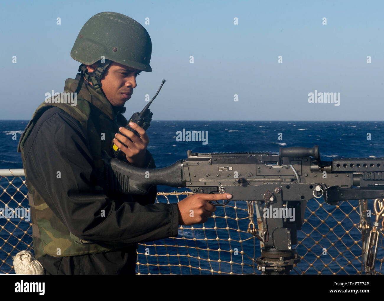 Mare Mediterraneo (ott. 29, 2013) - Da bombardieri Mate 3° di classe Christian Davis mans un M240B mitragliatrice e controlla la comunicazione radio durante un piccolo calibro azione team (SCAT) seminatrice sul ponte di volo dell'Arleigh Burke-class guidato-missile destroyer USS Stout (DDG 55). Stout, homeported a Norfolk, Virginia, è su una distribuzione programmata sostenere le operazioni di sicurezza marittima e di teatro la cooperazione in materia di sicurezza gli sforzi negli Stati Uniti Sesta flotta area di operazione. (U.S. Foto di Marina di Massa lo specialista di comunicazione 2a classe Amanda R. Gray/rilasciato) Foto Stock