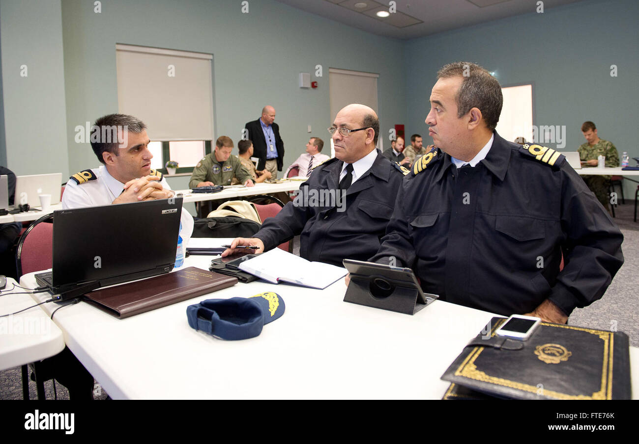 Napoli, Italia - (ott. 31, 2013) - Lt. La Cmdr. Joao Galocha, della marina portoghese, sinistra, parla con i membri della Royal Navy Marocco come parte di un evento di progettazione a forma Saharan Express 2014. Saharan Express è un marittimo internazionale di cooperazione per la sicurezza esercizio inteso a migliorare la sicurezza marittima e la sicurezza in Africa occidentale. (U.S. Foto di Marina di Massa Specialista comunicazione marinaio Weston Jones/ rilasciato) Foto Stock