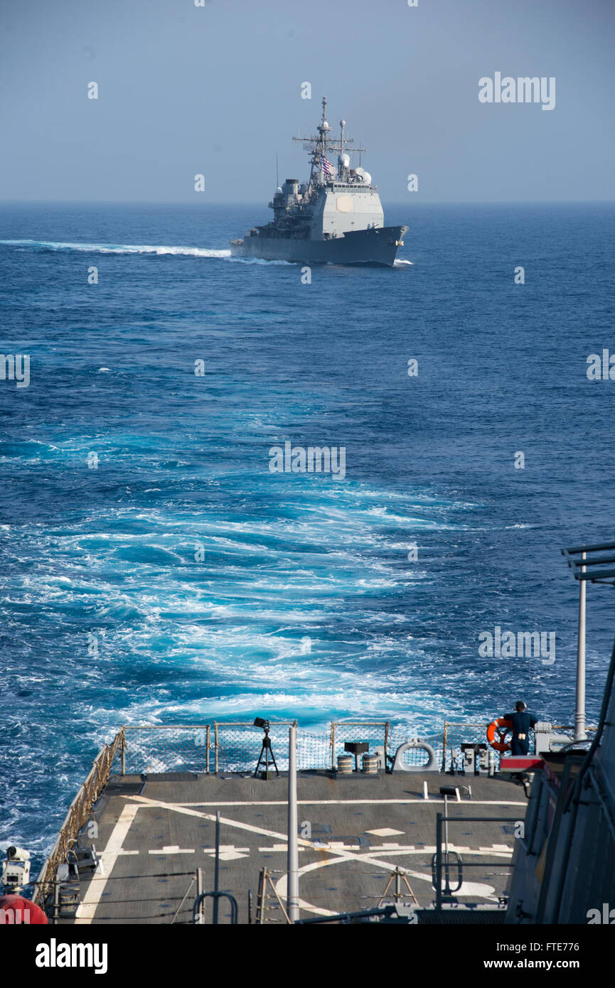 Mare Mediterraneo (nov. 01, 2013) - visite-missili cruiser USS Monterey (CG 61) segue dietro il Arleigh Burke-class guidato-missile destroyer USS Stout (DDG 55). Stout e Monterey, entrambi homeported a Norfolk, Virginia, sono su una distribuzione programmata sostenere le operazioni di sicurezza marittima e di teatro la cooperazione in materia di sicurezza gli sforzi negli Stati Uniti Sesta flotta area di operazione. (U.S. Foto di Marina di Massa lo specialista di comunicazione 2a classe Amanda R. Gray/rilasciato) Foto Stock