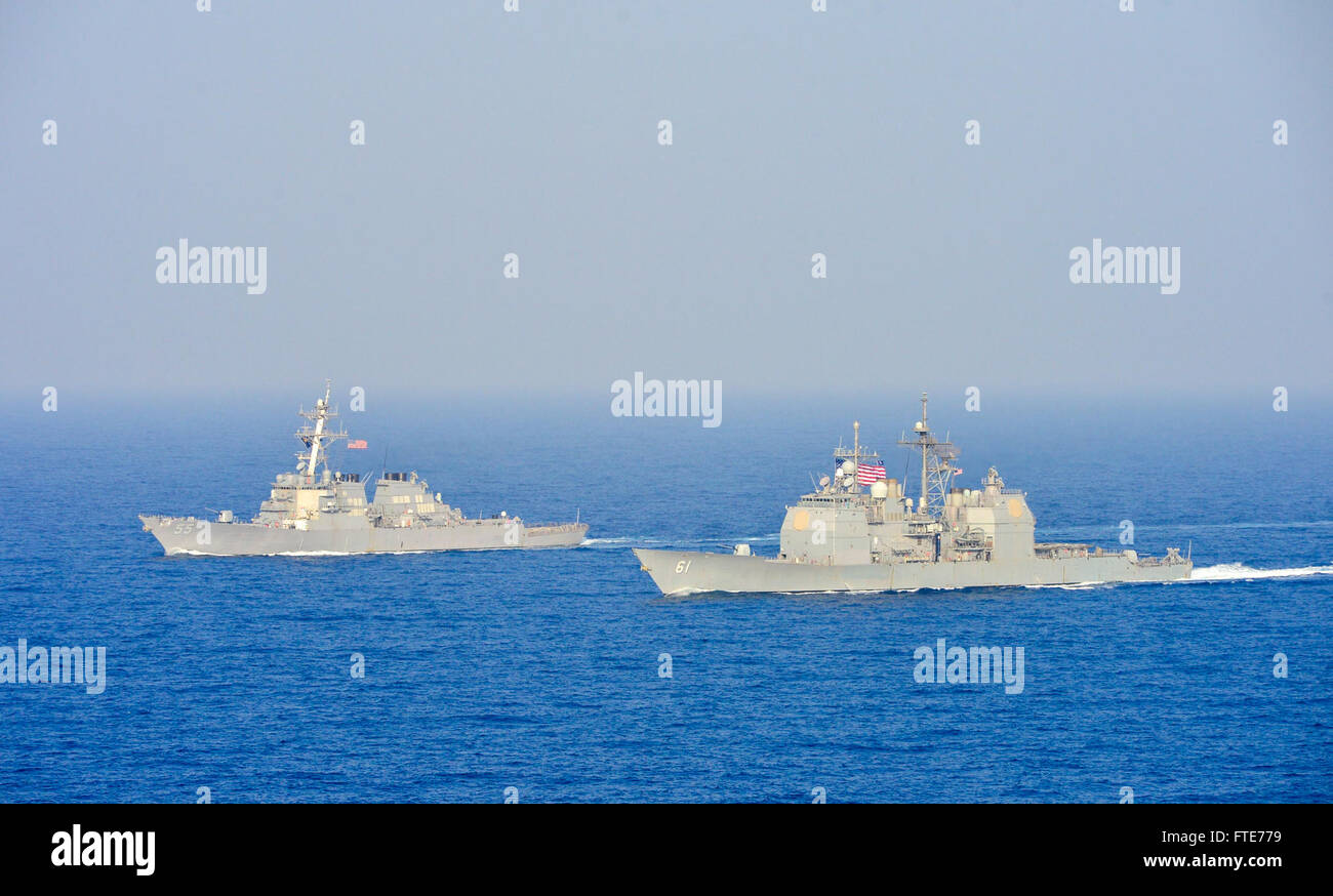 Mare Mediterraneo (nov. 1, 2013) - visite-missile destroyer USS Stout (DDG 55), sinistra, vengono distribuiti a supporto del le operazioni di sicurezza marittima e di teatro la cooperazione in materia di sicurezza gli sforzi negli Stati Uniti Sesta flotta area di operazioni. (U.S. Foto di Marina di Massa lo specialista di comunicazione di terza classe Billy Ho/rilasciato) Foto Stock