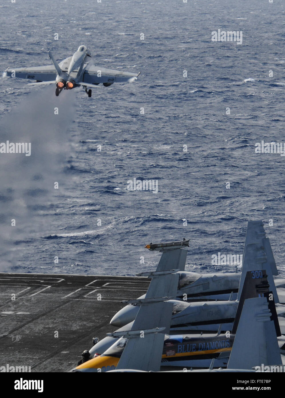 Questa immagine mostra un F/A-18E Super Hornet lanciato dalla USS Nimitz durante le operazioni militari nel Mar Mediterraneo, mettendo in evidenza la potenza e la precisione della moderna aviazione navale. Foto Stock