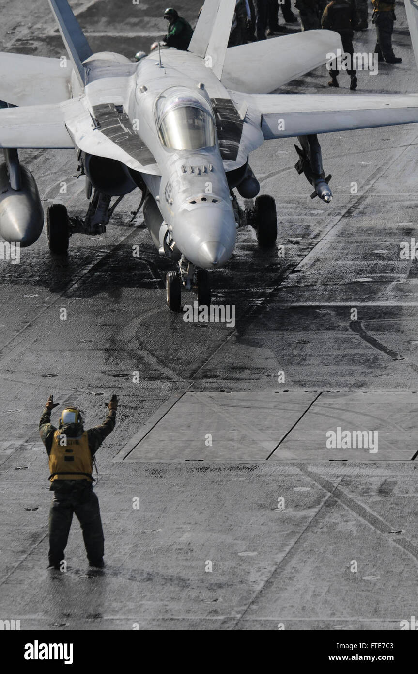 Mare Mediterraneo (nov. 6, 2013) - Un'F/A-18C Hornet assegnato alla "morte Rattlers" di Marine Fighter Attack Squadron (VMFA) 323 si muove attraverso il ponte di volo della portaerei USS Nimitz CVN (68). Nimitz è implementato il supporto le operazioni di sicurezza marittima e di teatro la cooperazione in materia di sicurezza gli sforzi negli Stati Uniti Sesta flotta area di operazioni. (U.S. Foto di Marina di Massa lo specialista di comunicazione 2a classe Jacquelyn D. Childs/ rilasciato) Foto Stock
