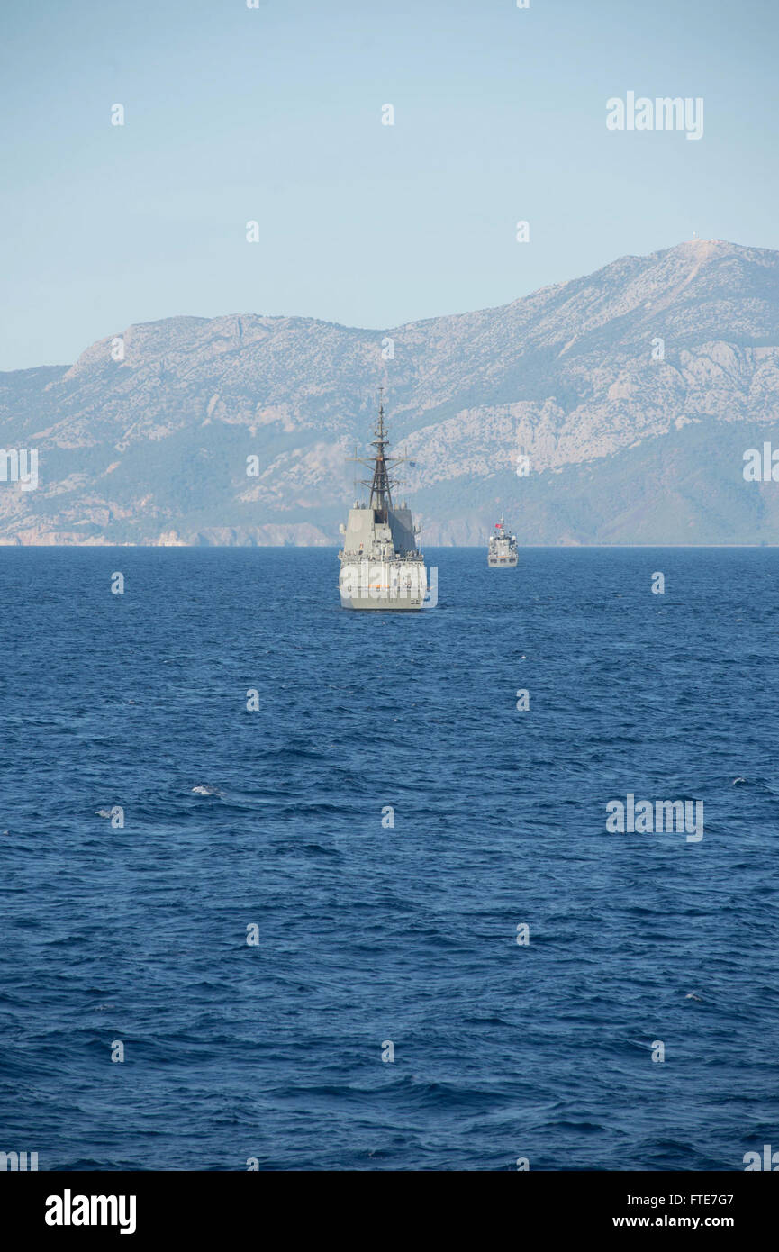 La fregata spagnola Alvaro de Bazan (F 101) partecipa ad un'esercitazione di fuoco vivo insieme alla fregata turca TCG Barbaros (F 244) durante l'esercitazione Dogu Akdeniz 2013. Questo esercizio, ospitato dalla flotta turca, mirava a migliorare l'interoperabilità tra le forze navali coinvolte. Foto Stock