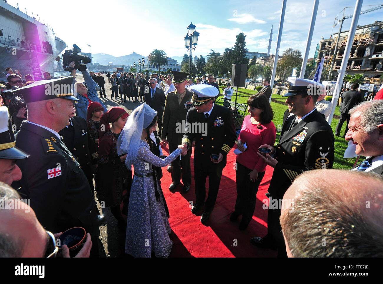 L'11 novembre 2013, il capitano Craig Clapperton, comandante della USS Mount Whitney (LCC 20), incontra un ballerino georgiano durante una visita al porto di Batumi, Georgia. La USS Mount Whitney sostiene la sicurezza marittima e la cooperazione per la sicurezza del teatro nell'area delle operazioni della 6th Fleet. Foto Stock